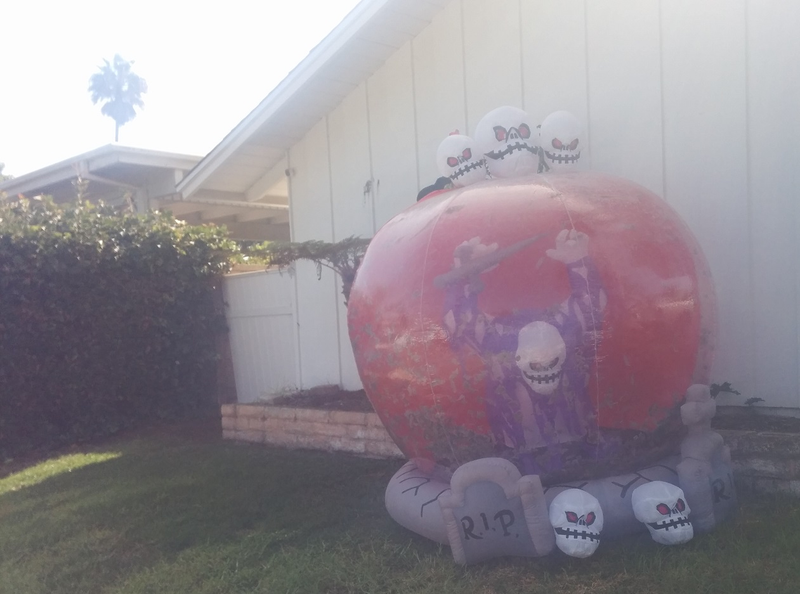 Illustration for article titled Halloween Decorations From a Few Neighborhoods